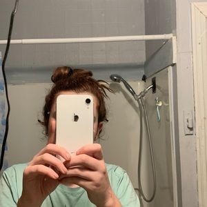 This is an iPhone XR white charging 500 for it my number is 9016481154